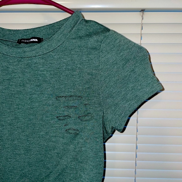 Fashion Nova Crop Top🕶 - Picture 3 of 5